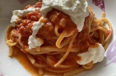 Sunday lunch - linguine al pomodoro e stracciatella