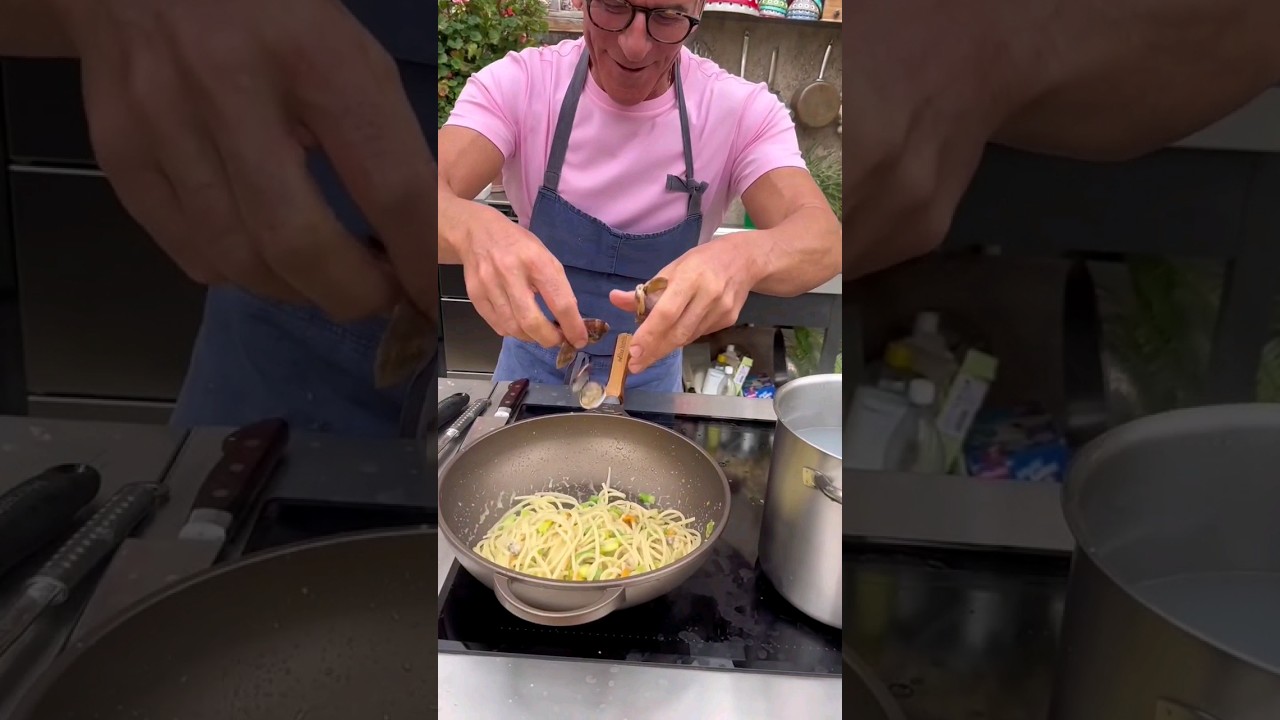 Spaghetti alle Vongole #chefmaxmariola #shorts Spaghetti alle Vongole #chefmaxmariola #shorts