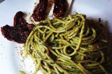 Spaghetti with sun-dried tomatoes, feta cheese and basil homemade 🤗