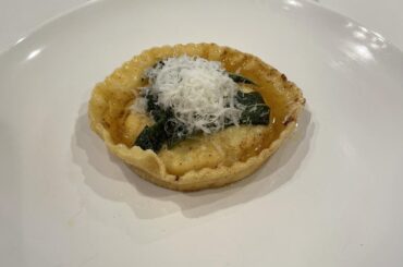 prosciutto, uovo e formaggio ripieno raviolo