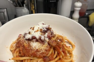 Finally found guanciale in my city! Made an Amatriciana a more traditional way.