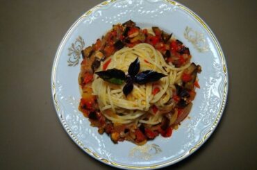 Spaghetti with eggplant and tomatoes