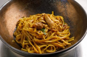 Pan-fried pasta with chicken