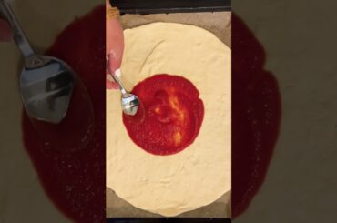 Make your own pizza Margherita at home #shorts Keep it Simple #Food #Love #pizzalover #pizzatime