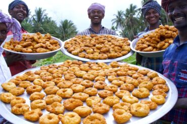 VILLAGE DONUT !!! Tamil Traditional Snacks Ulunthu Vadai | Cooking Crispy Medu Vada Recipe