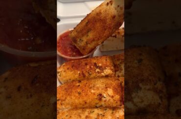 Bread Stick Dip into Pizza Sauce #howto #italian #sauce #yummy #satisfying #shorts