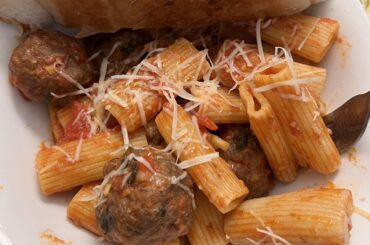 Rigatoni all'arrabbiata con polpette