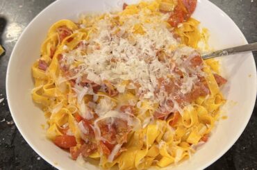 Tagliatelle with salami and fresh tomatoes
