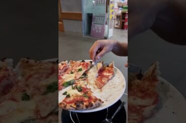 How to Eat Pizza Like a Neapolitan #shorts