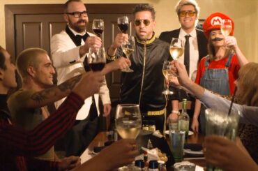 Italian band Maneskin tries Olive Garden for the first time ever with the Klein. Ally. Show.