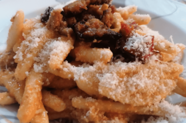 Trofie con salsiccia e crema di pomodorini,mozzarella e basilico