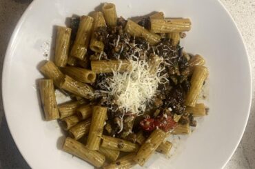 Rigatoni con ragù bianco di salsiccia e funghi