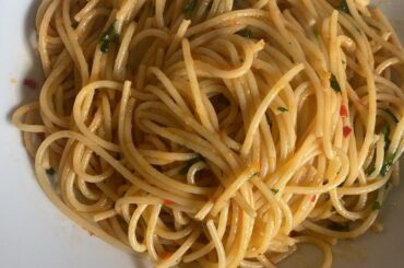 Oggi Spaghetti con crema di aglio e peperoncino
