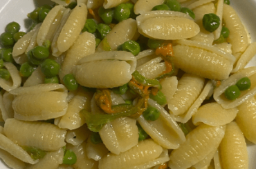 Scusate il ritardo amici, ma oggi sono stata molto impegnata. Ieri ho trovato dei fiori di zucca belli e li ho utilizzati in un primo piatto: gnocchetti sardi con piselli (ho utilizzato quelli surgelati) e fiori. Ho cotto prima i piselli per circa 15 minuti in un fondo di olio e cipolla, poi ho unit