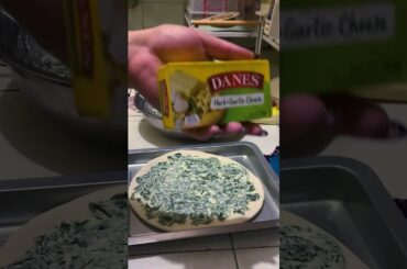 MAKING A CREAMY AND CHEESY SPINACH AND MUSHROOM PIZZA #shorts