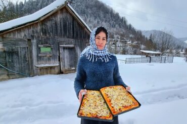 THE WOMAN LIVES ALONE IN THE MOUNTAINS! Cooking PIZZA