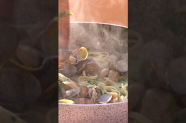 Italian Linguine with Clams - Linguine alle Vongole Recipe
