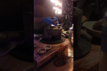 How to make artisanal guacamole in Milano, Italy! #guacamole #italia #christmas #Salsa #avocado