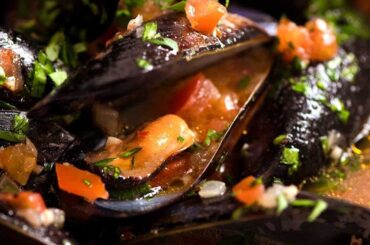 How to Cook Mussels - Steamed Mussels with Garlic White Wine Sauce