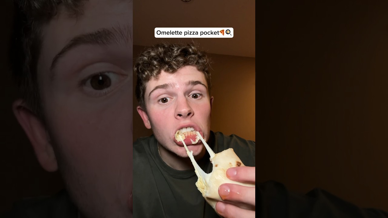 Pizza omelette food hack! #foodhacks Pizza omelette food hack! #foodhacks