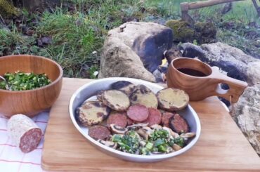 Bushcraft: grilled typical "Cacciatore" salami, potatoes, red wine and mushrooms with green sauce.