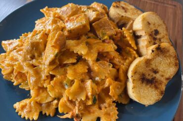 Spicy Chicken Pasta with garlic toast