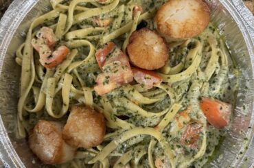 Scallops over pesto, tomatoes & linguine