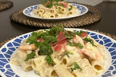 Rigatoni in alfredo, shrimp, chicken bacon & parsley