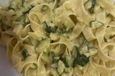 Pappardelle homemade, with zucchinis, philadelphia light and curry