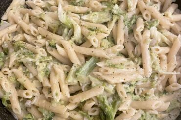 Mini-pene in cheesy broccoli cream sauce