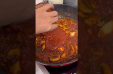 I came up with a very delicious, practical, mushroom and spinach pasta recipe with plenty of sauce.