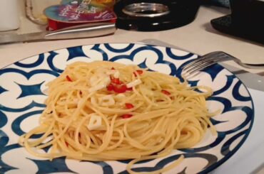 Spaghetti "aglio, olio, peperencino", an Italian traditional, healthy and simple recipe.