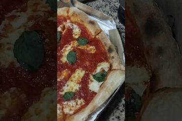 VLOG -  FOOD REVIEW  - PIZZA ITALIAN STYLE - FOOD BLOGGER - #shorts pizzeria Italy delivery