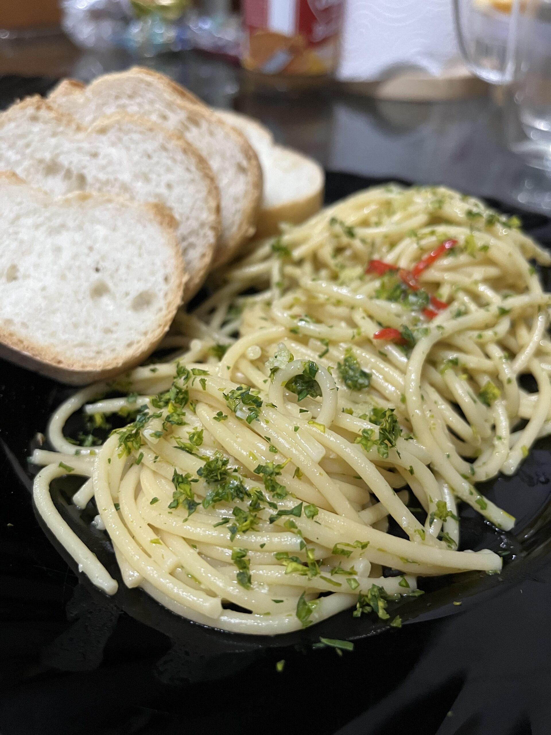 Spaghettoni aglio, olio, e peperoncino Spaghettoni aglio, olio, e peperoncino