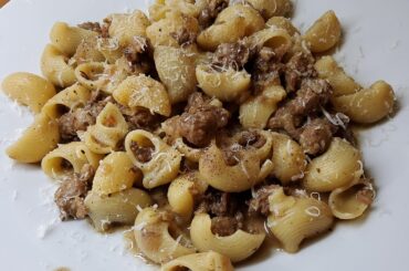 Lumaconi rigati in bianco | With fennel sausage, white wine, garlic, onions, chilli flakes and salted anchovies