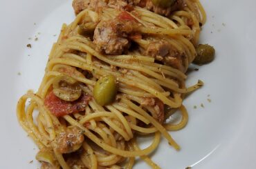Vermicelli with canned tuna, garlic, fresh tomatoes, dried oregano, chilli flakes, green olives, olive oil, salt and black pepper