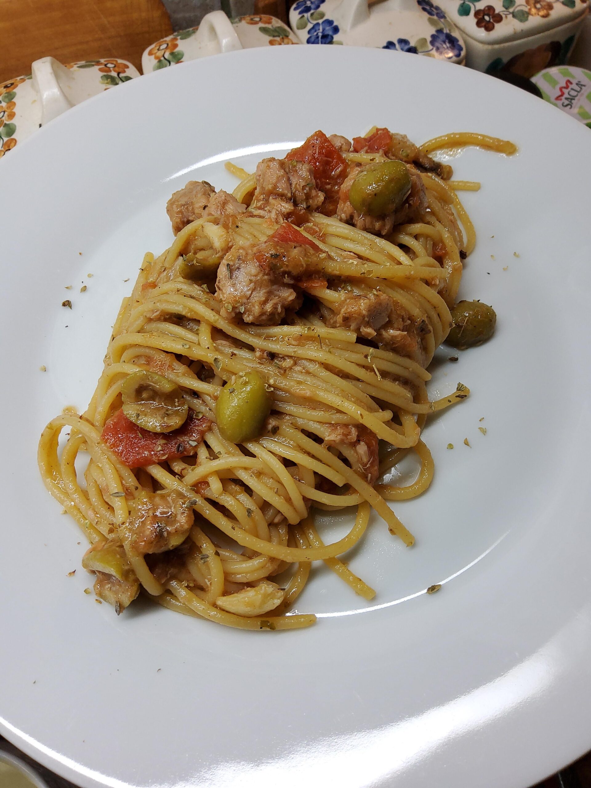 Vermicelli with canned tuna, garlic, fresh tomatoes, dried oregano, chilli flakes, green olives, olive oil, salt and black pepper Vermicelli with canned tuna, garlic, fresh tomatoes, dried oregano, chilli flakes, green olives, olive oil, salt and black pepper