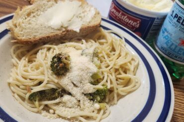 I fried chopped garlic and brocolli in hot olive oil and mixed it with spaghetti