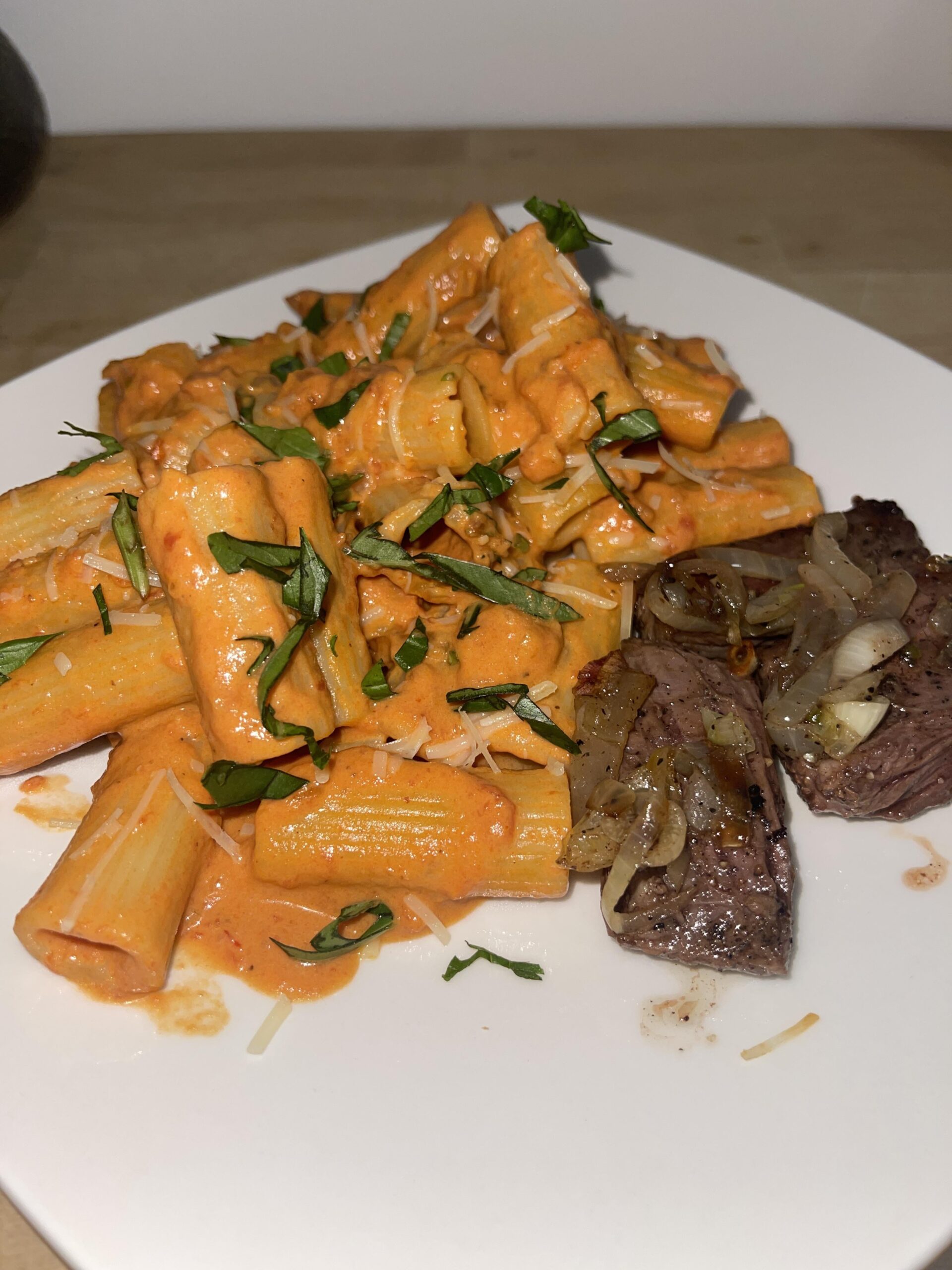 Copycat carbone spicy vodka pasta with skirt steak Copycat carbone spicy vodka pasta with skirt steak