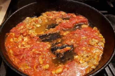 Tomato sauce with clams and garlic