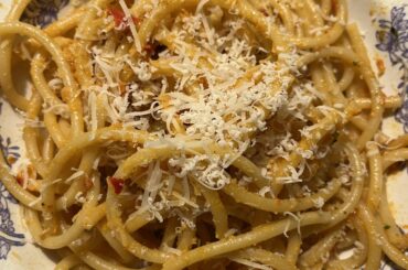 Bucatini with pesto made of roasted bell peppers and walnuts