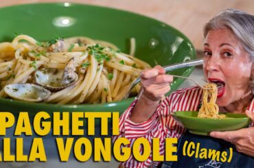 DELICIOUS Spaghetti alla Vongole (pasta with clams)