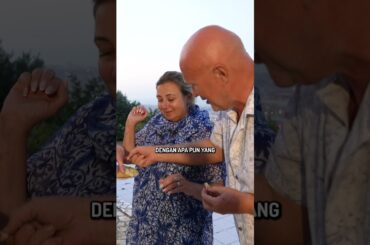 Italians eat Pizza with SAMBAL sauce from Indonesia