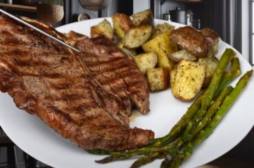 Easy T-Bone Steak with Red Wine Drizzle