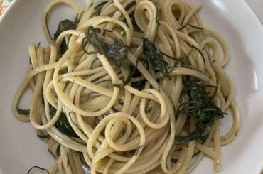 Linguine with anchovies, agretti and chilli pepper