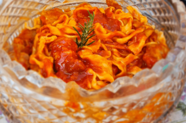 Pâte avec un ragoût de viande