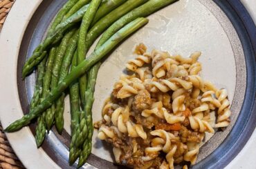 Small portion tonight 🥺 fusilli w/ bolognese & asparagus 🍃