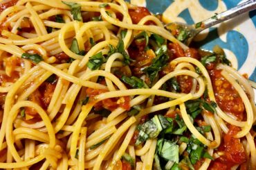 spaghetti & homemade tomato sauce 🌱🍅