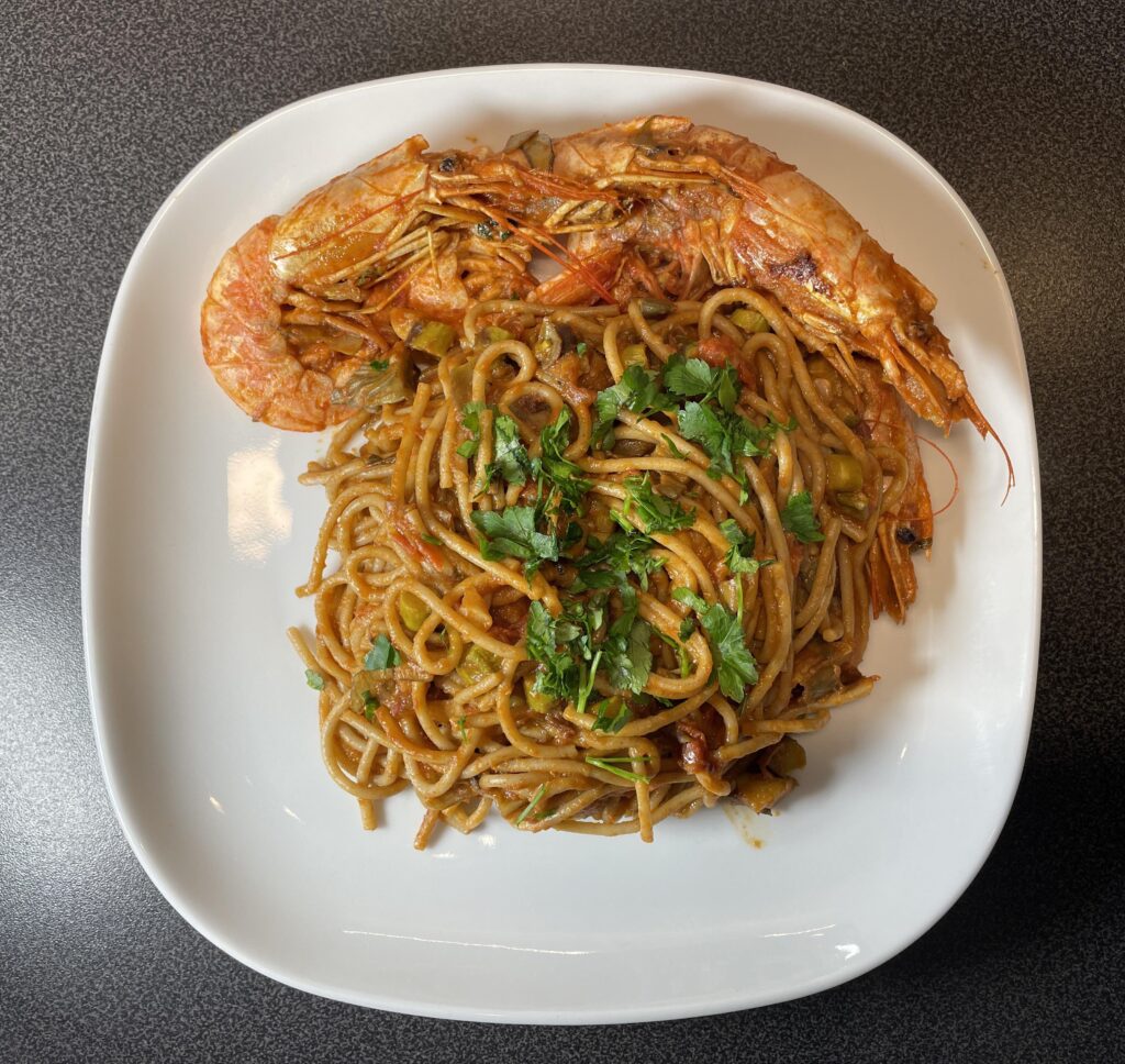 Spaghetti integrali con gamberi, carciofi e asparagi