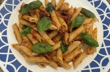 Penne rigate, heirloom tomato sauce & basil